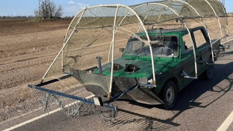Bizarní vynález Rusů proti útočným dronům. Oplotili vozidla „ozdobou ze zahrádky“ Bizarní vynález Rusů proti útočným dronům. Oplotili vozidla „ozdobou ze zahrádky“