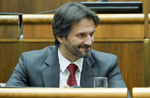 Súčasná vláda míňa na zbrojenie takmer dve miliardy, podľa Nadácie Zastavme korupciu počet zmlúv so štátnou zbrojovkou klesol