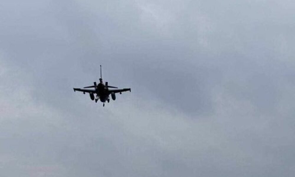 Na Slovensku pristáli ďalšie dve stíhačky F-16, už ich máme „doma“ päť – VIDEO