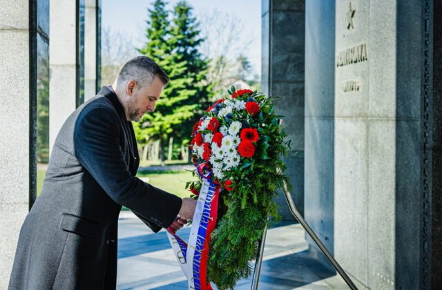 372681_67ee508ee6323957711971-640x420.jpg Pellegrini si na Slavíne pripomenul oslobodenie Bratislavy, občanov vyzval na boj proti ideológiám zla a úctu k histórii – FOTO