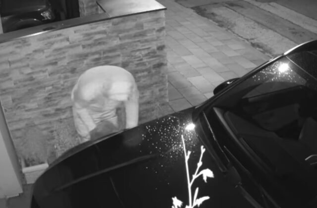 385977_podpalacstvo-640x420.jpg Polícia hľadá páchateľov, ktorí v Galante podpálili auto aj rodinný dom – VIDEO