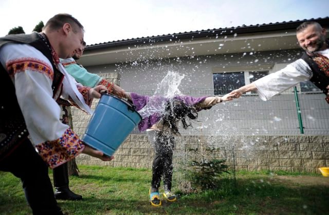 391482_660a78e913832385411616-640x420.jpg Polievanie vodou z potoka malo dievčatám zabezpečiť nielen zdravie, ale aj plodnosť. Tvrdí etnologička