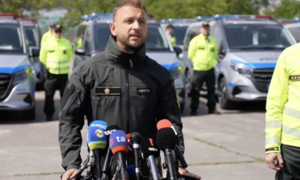 Policajti dostali nové Mercedesy za vyše 100-tisíc eur za kus, dokumentovať budú nehody – VIDEO