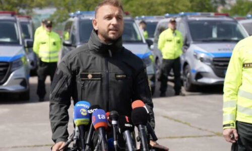 Policajti dostali nové Mercedesy za vyše 100-tisíc eur za kus, dokumentovať budú nehody – VIDEO