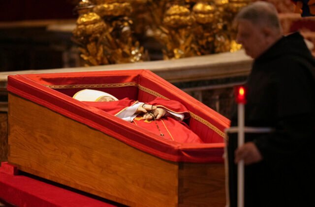 Štátny smútok za pápeža Františka prinesie obmedzenia. Budú v sobotu otvorené obchody?