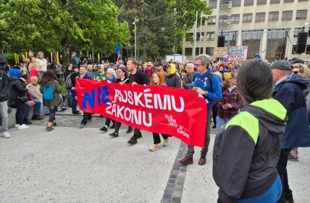 394862_img-20250424-wa0003-640x420.jpg Účastníci zhromaždenia Slovensko je Európa vyzývajú Pellegriniho, aby nepodpísal „ruský zákon“ – VIDEO, FOTO