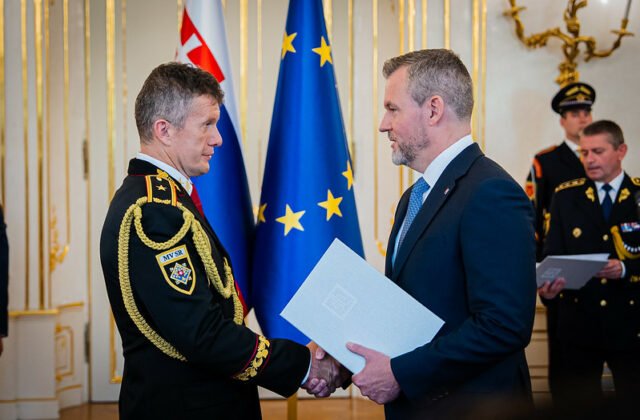 395671_54475237640_802237a1cd_c-640x420.jpg Pellegrini vymenoval troch nových generálov, medzi nimi je aj Zurian – VIDEO