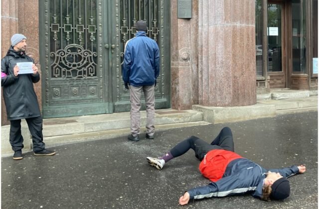 396019_titulka-kultura-640x420.jpg Verejnú performanciu pred ministerstvom kultúry narušila polícia, podľa umelcov hliadku poslala SNS – FOTO