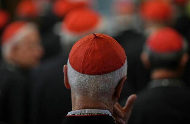 398560_vatican_pope_25602-640x420.jpg Medzi turistami a pútnikmi v Ríme sa ozýva aj slovenčina. Spišiaci dúfajú, že uvidia biely dym – VIDEO, FOTO