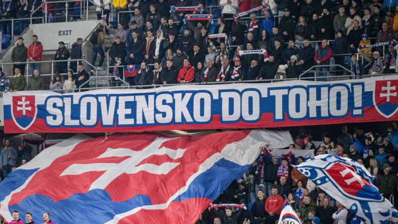 Zemřel nejznámější slovenský fanoušek. Tribuny bavil originálními kostýmy, bylo mu 47 let