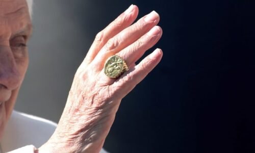 Tajemství papežského pečetního prstenu: Proč je cenný artefakt po smrti zničen?