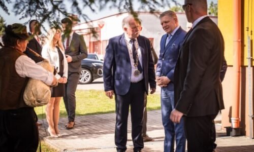 Malá Lehota hostila vládu. Dotácie v hodnote 1,6 milióna poputujú do ciest, škôl aj na gajdošov – VIDEO, FOTO