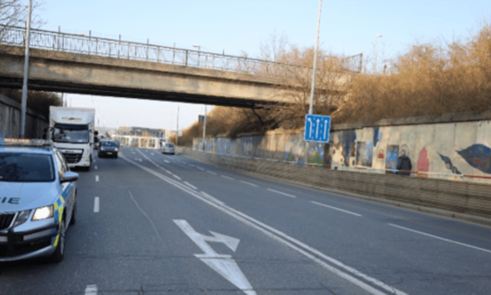 Řidič zmlátil jiného motoristu baseballovou pálkou. Policie hledá svědky incidentu v Praze