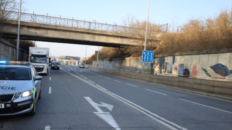 Řidič zmlátil jiného motoristu baseballovou pálkou. Policie hledá svědky incidentu v Praze Řidič zmlátil jiného motoristu baseballovou pálkou. Policie hledá svědky incidentu v Praze
