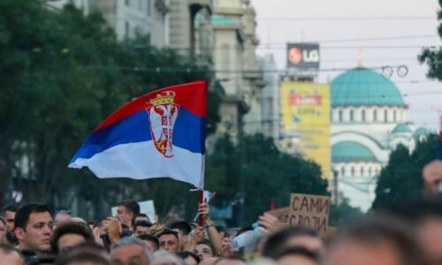Srbská opozícia podala trestné oznámenie pre údajné použitie sonického dela počas protestov