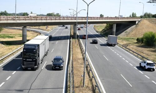 Nové úseky diaľnic a rýchlostných ciest odbremenili obce od kamiónov, informujú diaľničiari