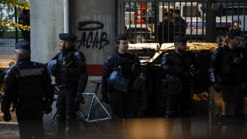 Scény městské války ve Francii: Zběsilý úprk policistů před útočníky s tyčemi zachytilo video