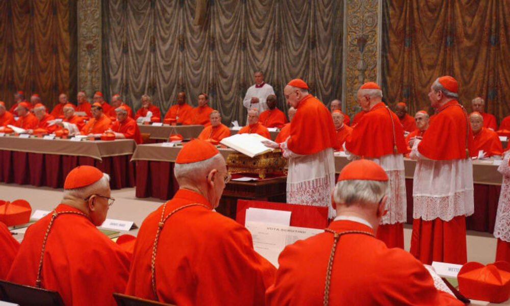 PŘEHLEDNĚ: Kdo nahradí Františka? Ve hře je jezuita z Brna, Orbánův spojenec i neprávem obviněný