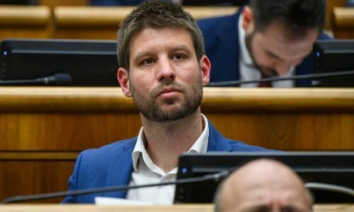 Na adresách viacerých opozičných poslancov nahlásili bombu. Šimečka hovorí o polarizovanej spoločnosti
