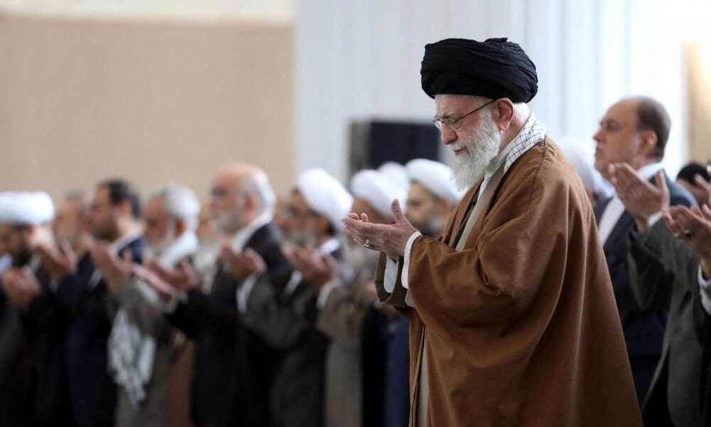 Vojenské hrozby USA môžu prinútiť Irán uvažovať o jadrových zbraniach, varuje poradca ajatolláha