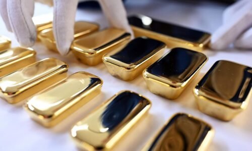 Cena zlata vystúpila na nové rekordné maximum, nahor ju tlačí obchodná vojna