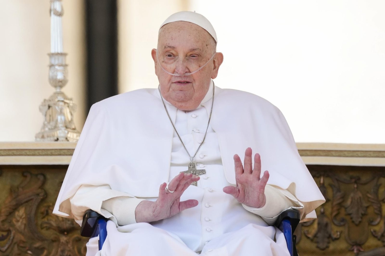Pápež František daroval Ukrajine štyri sanitky, budú slúžiť na frontových líniách Pápež František daroval Ukrajine štyri sanitky, budú slúžiť na frontových líniách