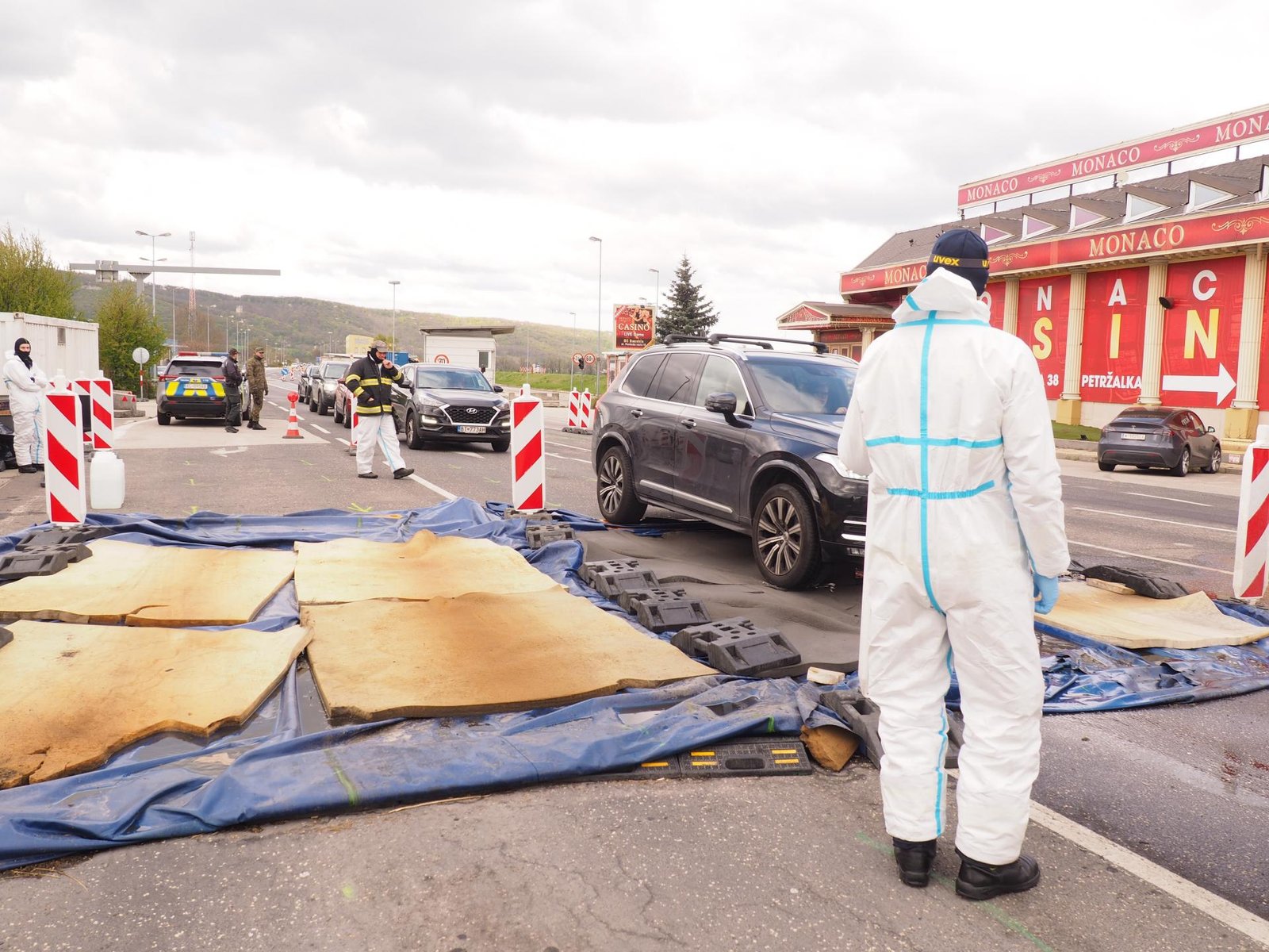 Na rakúskej hranici so Slovenskom budú vojaci obsluhovať dezinfekčné rohože