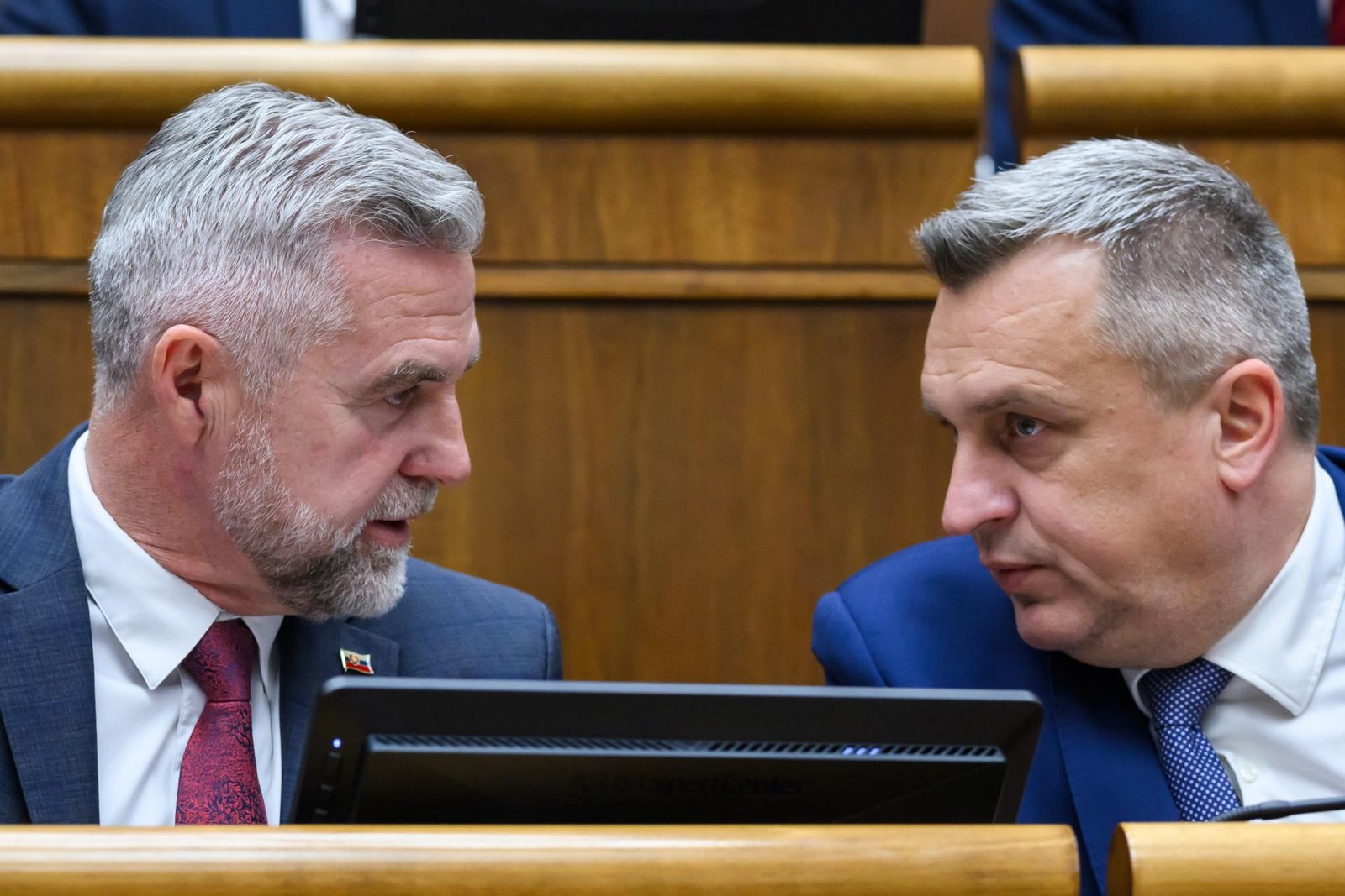 Trump sa hrá so svetom, Danko s koalíciou a Kotlár s mikroskopom