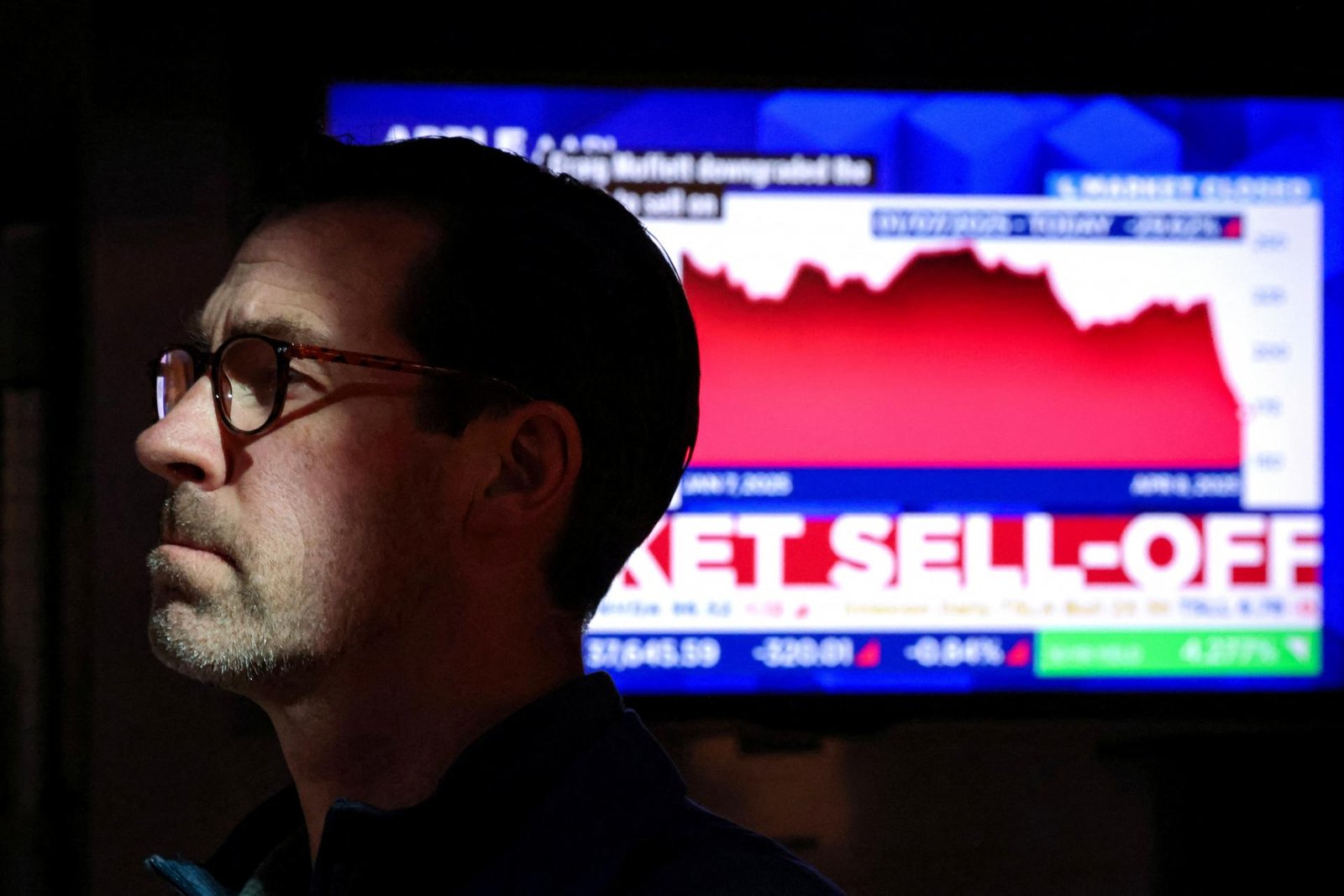 Americké akcie dnes oslabili, index S&P 500 po roku uzavrel pod hranicou 5000 bodov Americké akcie dnes oslabili, index S&P 500 po roku uzavrel pod hranicou 5000 bodov
