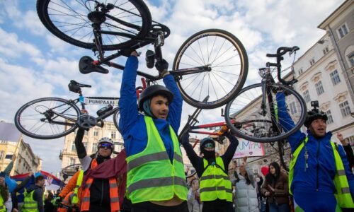 Srbskí študenti protestujúci proti vláde dorazili na bicykloch do Štrasburgu Srbskí študenti protestujúci proti vláde dorazili na bicykloch do Štrasburgu