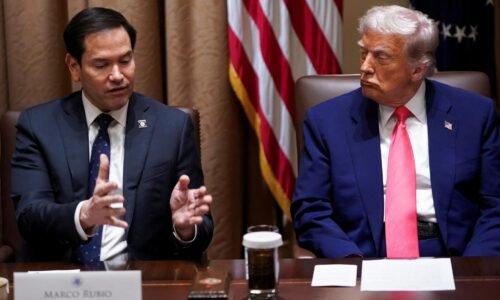 Blízki poradcovia tlačia na Trumpa, aby voči Putinovi pritvrdil. Nechce prímerie, tvrdia Rubio a Kellogg