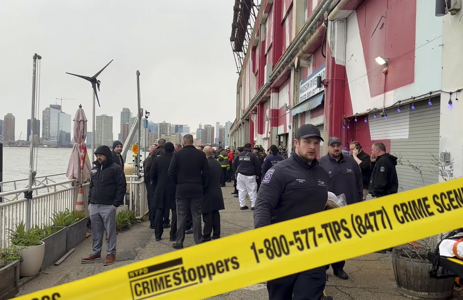 Do rieky Hudson v New Yorku sa zrútil vrtuľník, podľa zdroja agentúry AP zahynulo šesť ľudí
