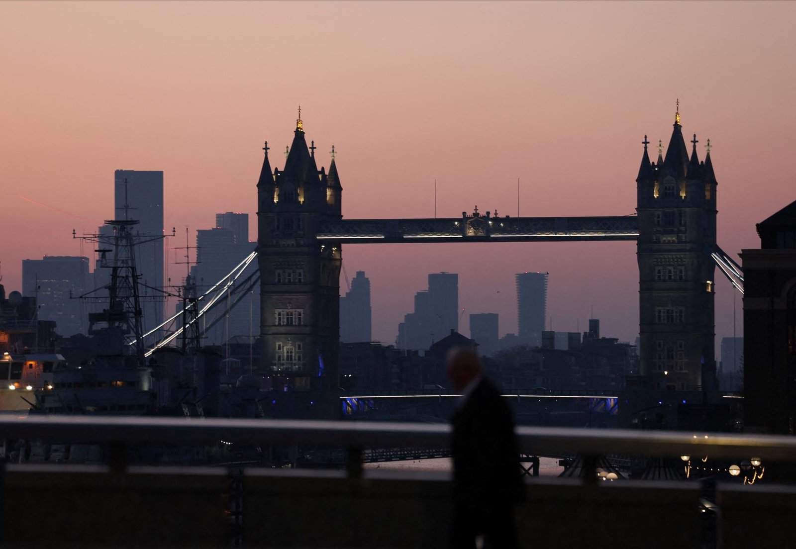 Britská ekonomika vo februári vzrástla viac, ako sa čakalo