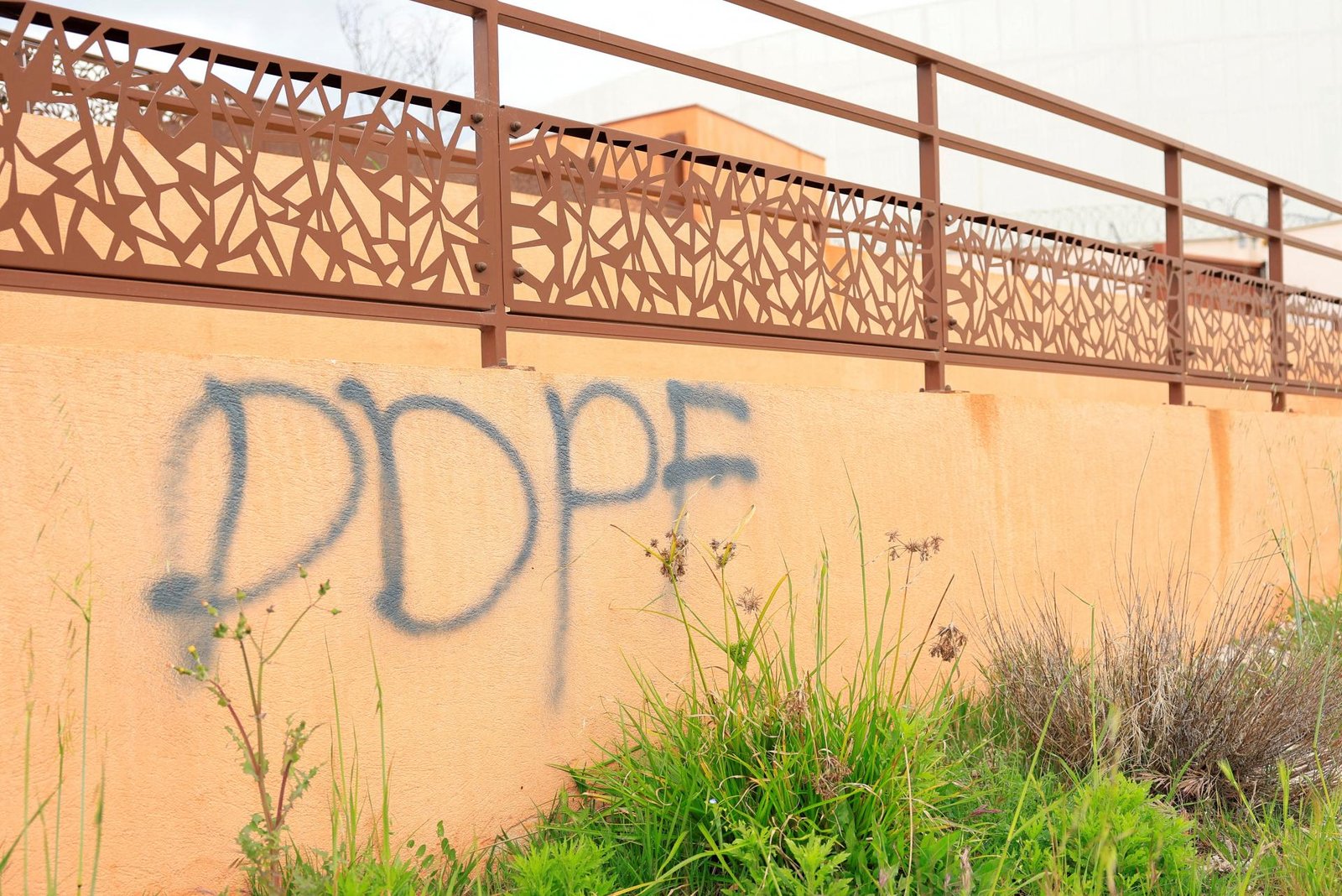 Francúzsko zažilo druhú vlnu útokov na väznice. Skupina tvrdí, že chce "chrániť práva väzňov" Francúzsko zažilo druhú vlnu útokov na väznice. Skupina tvrdí, že chce „chrániť práva väzňov“