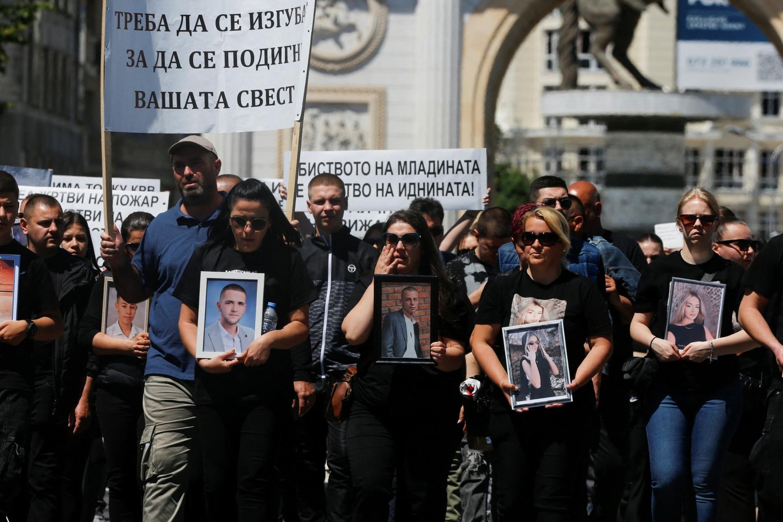 Príbuzní obetí marcového požiaru v nočnom klube dnes protestovali v Skopje, žiadali demisie Príbuzní obetí marcového požiaru v nočnom klube dnes protestovali v Skopje, žiadali demisie