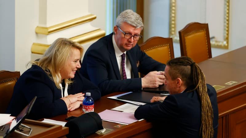Poslanci na schůzi řeší digitalizaci stavebního řízení. Kolosální selhání, tepe Havlíček vládu