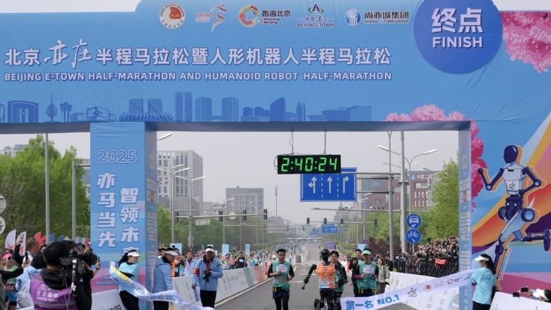 Pád, náraz do zátaras, rozpaky i triumf. Roboti poprvé závodili při půlmaratonu s lidmi Pád, náraz do zátaras, rozpaky i triumf. Roboti poprvé závodili při půlmaratonu s lidmi