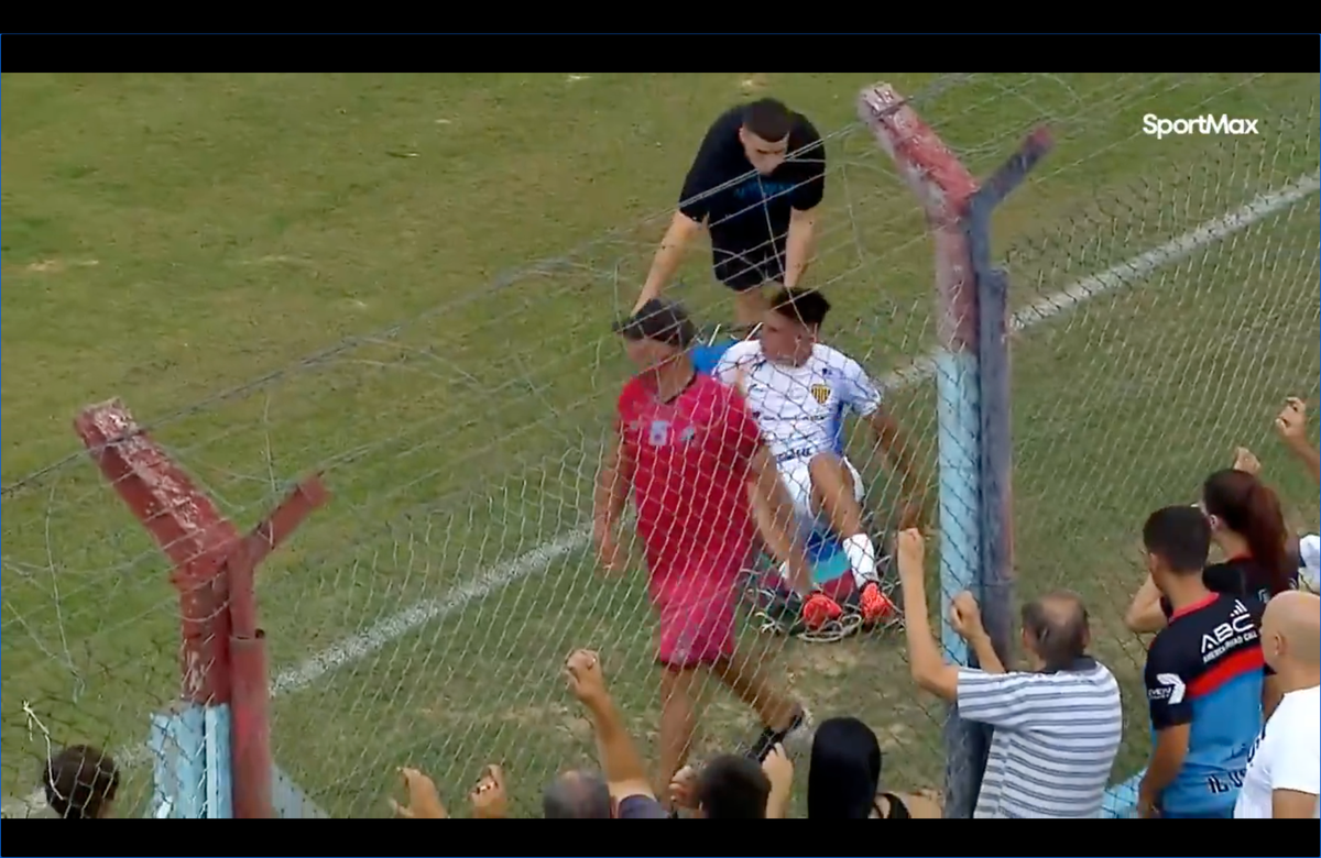 VIDEO Futbalistu zhodili z nosidiel a vypukol chaos. Do hromadnej potýčky sa zapojili aj policajti VIDEO Futbalistu zhodili z nosidiel a vypukol chaos. Do hromadnej potýčky sa zapojili aj policajti