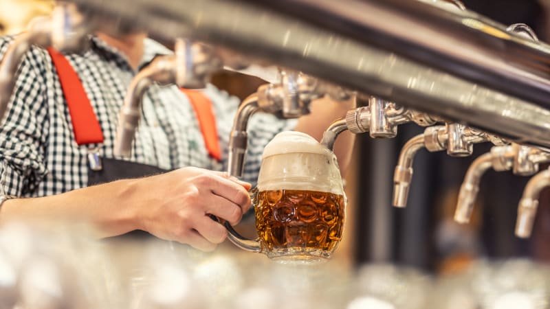 ANKETA: Jako tekutý heroin. Omezili byste dostupnost alkoholu, nebo ho více zdanili? ANKETA: Jako tekutý heroin. Omezili byste dostupnost alkoholu, nebo ho více zdanili?