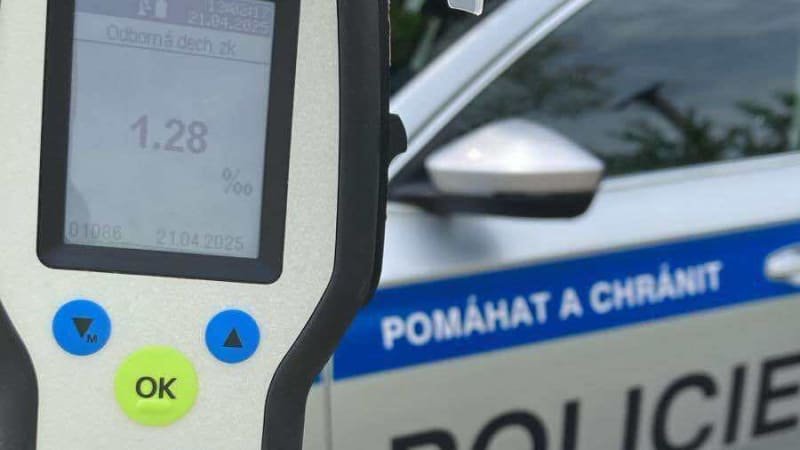 Opilá řidička vezla na Chrudimsku v autě dvě děti. Policisté ji vzali na lékařské vyšetření Opilá řidička vezla na Chrudimsku v autě dvě děti. Policisté ji vzali na lékařské vyšetření