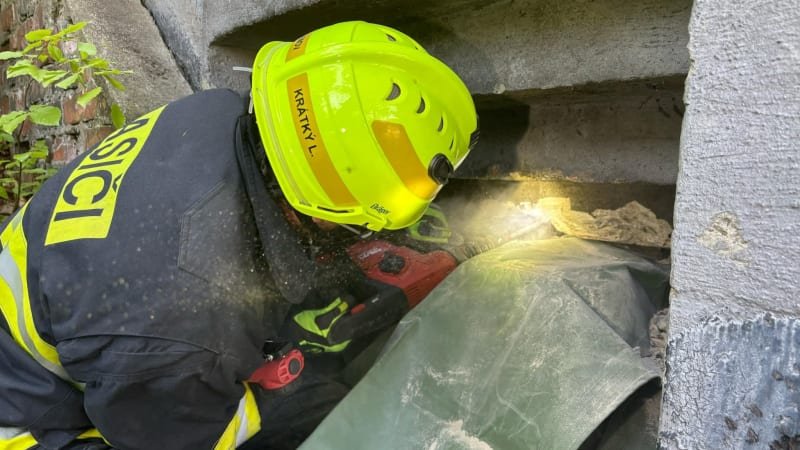 Drama u Adamova: Mladík uvízl hlavou napřed ve střílně bunkru. Hasiči museli improvizovat Drama u Adamova: Mladík uvízl hlavou napřed ve střílně bunkru. Hasiči museli improvizovat