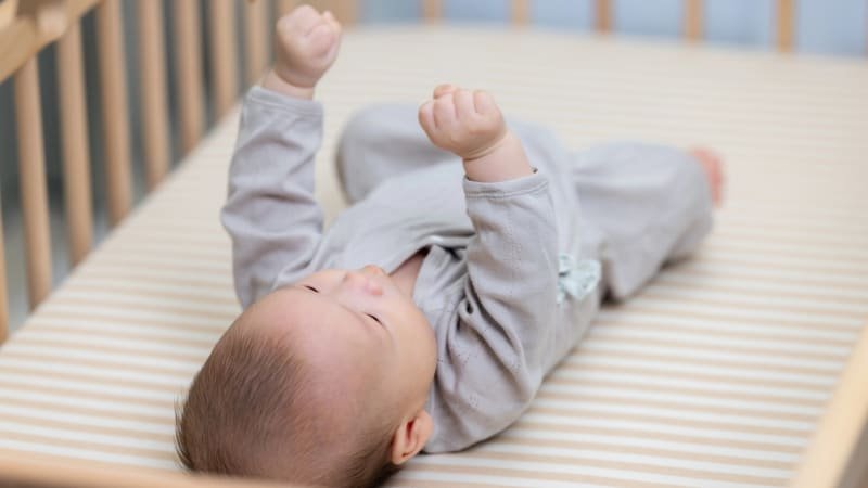 Dětské matrace obsahují chemikálie, které mohou poškodit mozek. Jak minimalizovat riziko?