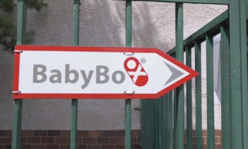 V náchodské nemocnici našli odloženého novorozence. Jméno dostal po výrobci babyboxů v Česku