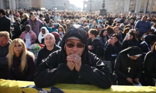 OBRAZEM: Slzy na Svatopetrském náměstí. Papežovu rakev ve Vatikánu doprovází statisíce lidí