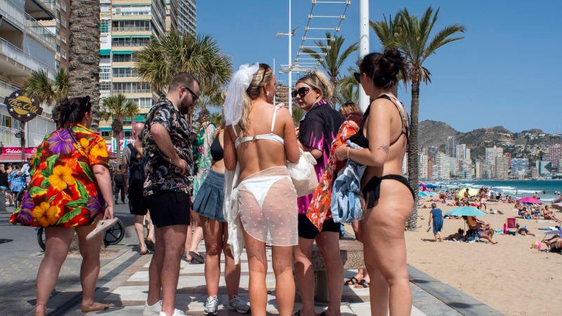 Španělé tvrdě proti turistům: Za žabky v autě či pohyb v plavkách hrozí pokuty. Kde dát pozor? Španělé tvrdě proti turistům: Za žabky v autě či pohyb v plavkách hrozí pokuty. Kde dát pozor?