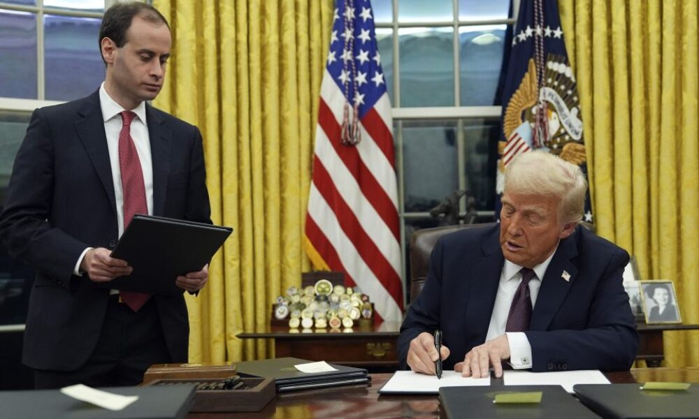 Trump ohlási nové clá už dnes večer. Čo môžeme čakať?