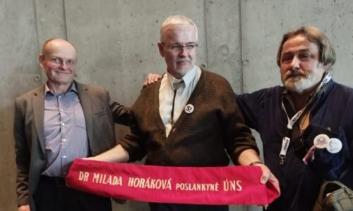 REPORTÁŽ: Stačilo! má problém. Část hnutí si připomíná komunisty oběšenou Horákovou