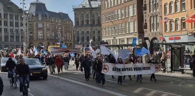 V Holandsku a Francúzsku sa konali protesty proti dodávkam zbraní Ukrajine V Holandsku a Francúzsku sa konali protesty proti dodávkam zbraní Ukrajine