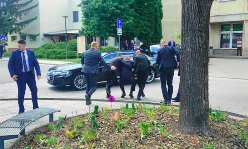 Vicepremiér Robert Kaliňák zverejnil fotky Ficovho prestreleného saka a zakrvavenej košele po atentáte na predsedu vlády v Handlovej Vicepremiér Robert Kaliňák zverejnil fotky Ficovho prestreleného saka a zakrvavenej košele po atentáte na predsedu vlády v Handlovej