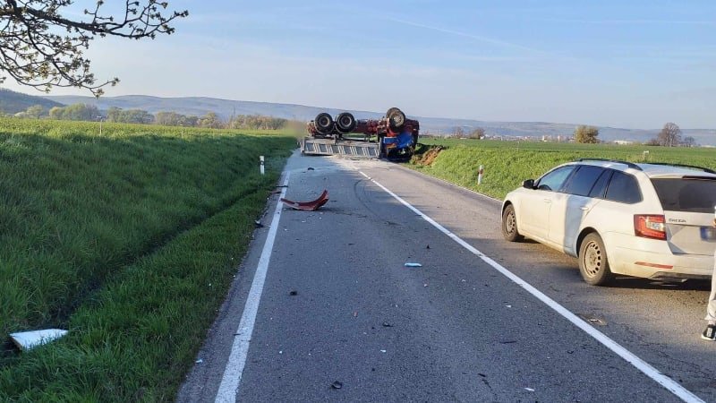 Převrácený náklaďák blokuje silnici u Ivančic. K nehodě na Břeclavsku letěl vrtulník Převrácený náklaďák blokuje silnici u Ivančic. K nehodě na Břeclavsku letěl vrtulník